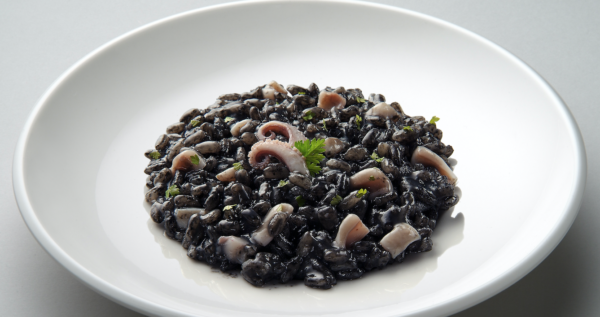Arroz negro meloso de chipirones de A Punto